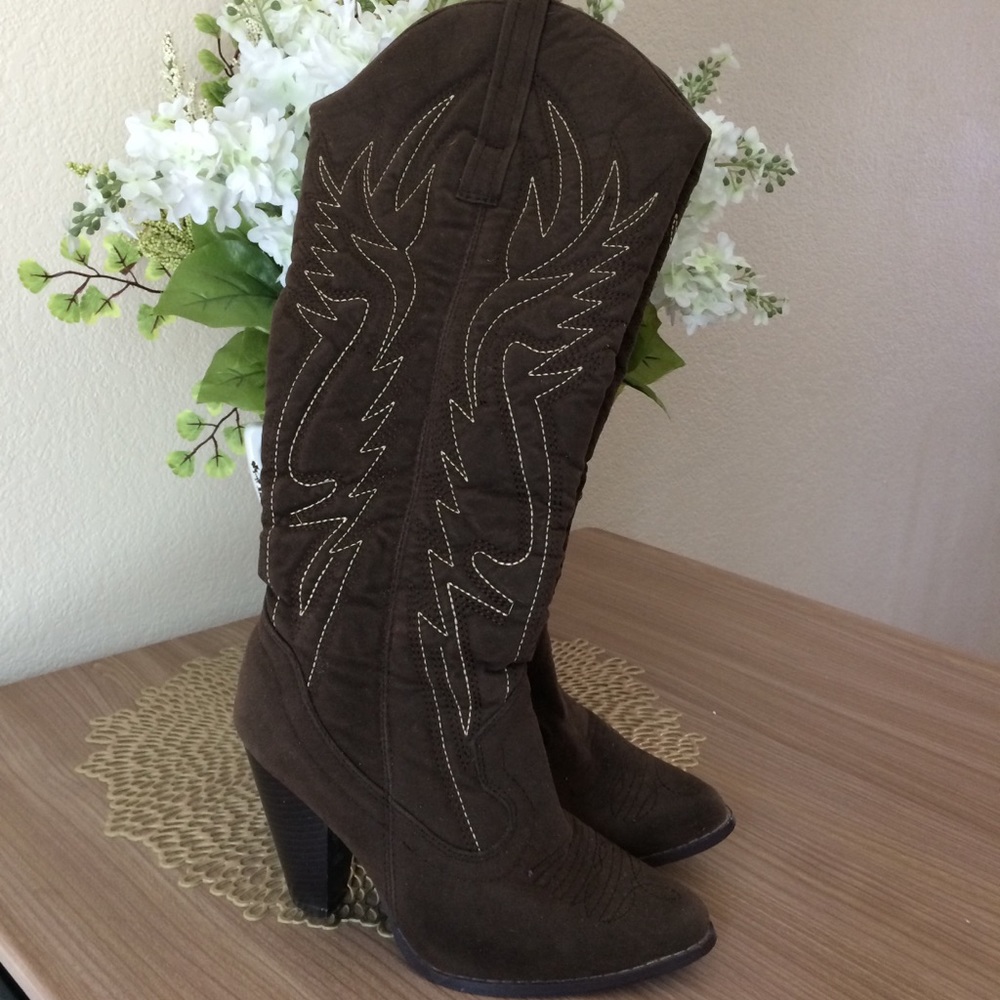 *SOLD* Cowboy Boots 🤠